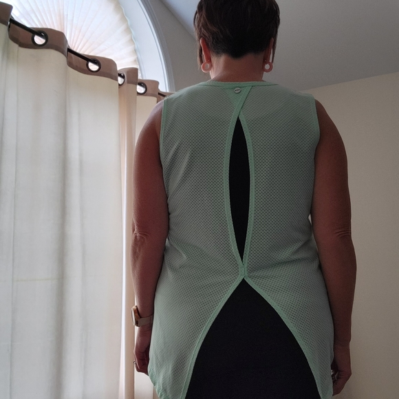Athletic tank by Lorna Jane - Picture 4 of 4